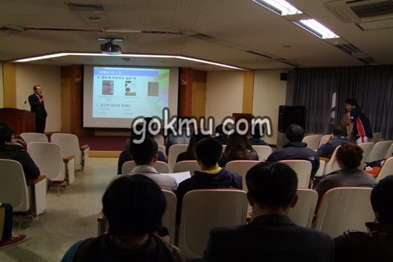 동산도서관 페스티벌 해아 중 '책과 CEO'의 연사로 (주)한구콜마 윤동환 대표이사가 강연중이다. 임택현 준기자