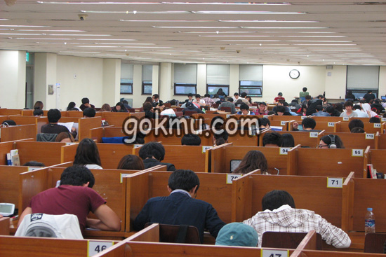 학생들이 도서관에서 공부하고 있다 서남원 기자