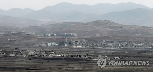 키리졸브.독수리 훈련이 시작된 지난달 28일 북한 개풍군 개성특구시 유정동마을의 평온한 모습(자료사진). 우리 정부는 지난 4일 수도권 서북부 일부 지역에서 발생한 GPS 수신장애 현상이 북한의 해주, 개성 지역에서 발사한 교란전파때문인 것으로 보고 있다.