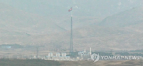 키리졸브.독수리 훈련이 시작한 28일 북한 최남단 마을 기정동의 인공기가 펄럭이는 모습(자료사진).