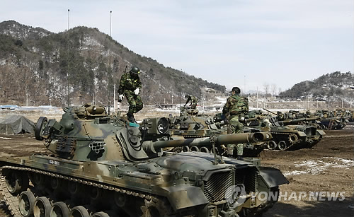 지난 3일 키리졸브 훈련의 일환으로 강원 철원군 육군 3사단에서 실시된 전투력 복원훈련에 긴급 투입된 후방지역의 전차(자료사진)