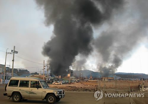 지난해 11월 23일 인천시 옹진군 연평도에서 일어난 북한군의 포격 도발 당시, 현지 소방대원이 찍은 연평도 곳곳이 불타는 모습. (자료사진)