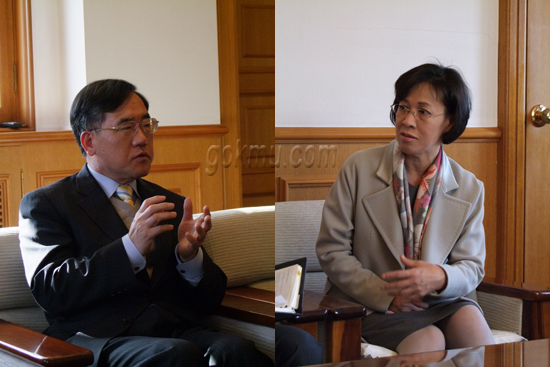 우리학교 최상호 교학부총장과 이인선 대외협력부총장이 모여 인터뷰 중인 모습(사진왼쪽부터) 이승준 기자