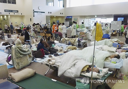 (미야기 교도=연합뉴스) 일본 동북부 지방에 발생한 사상 초유의 지진으로 피해가 확산되는 가운데 13일 일본 미야기현 이시노마키시 적십자병원에서 지진 피해 환자들이 치료를 받고 있다.