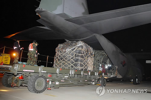 (서울=연합뉴스) 13일 밤 성남 서울공항에서 공군 장병들이 긴급구조대원들을 태우고 일본으로 급파될 공군 공군 C-130 수송기에 구호물품을 싣고 있다.