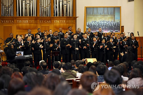 미국 해군사관학교 합창단의 하모니 (대구=연합뉴스) 미국 해군사관학교 합창단이 15일 계명대 성서캠퍼스를 찾아 특별공연을 펼쳤다.