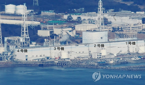 (후쿠시마 교도=연합뉴스) 지난 17일 오전 후쿠시마 원전 제1발전소 1.2.3.4호기(왼쪽부터) 모습. 17일 오전 30km 떨어진 앞바다에서 헬기를 타고 촬영한 모습이다.