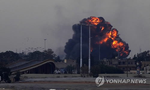 (AP=연합뉴스) 지난 19일(현지 시각) 리비아 동부 벵가지 교외에서 전투기 한 대가 격추당했다. 전투기가 폭발해 화염에 휩싸이면서 인근 지역을 굉음으로 뒤덮었다. 누가 타고 있는 전투기가 누구의 공격을 받았는지는 밝혀지지 않았다.