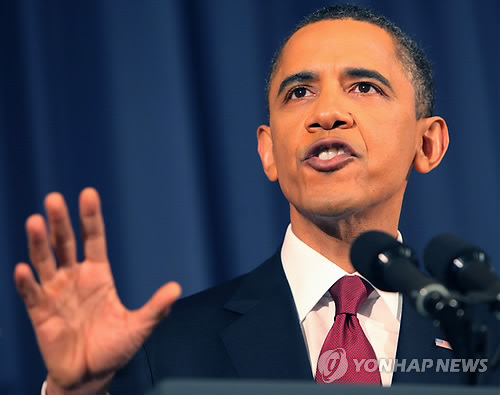 (EPA=연합뉴스) 버락 오바마 미국 대통령이 28일 워싱턴 국방대학(NDU)에서 리비아 사태와 관련한 대국민연설을 하고 있다. 이 자리에서 리비아 군사개입의 불가피성을 설명한 오바마 대통령은 또한 미국이 리비아 사태에서 나토에 작전권을 이양하며 역할을 줄여나가고 있다는 것을 거듭 강조했다.