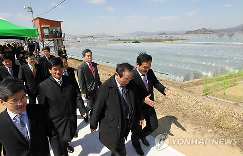 동남권 신공항 입지평가단이 29일 경남 밀양과 부산 가덕도를 차례로 방문할 예정이다. 사진은 평가위원들이 지난 25일 밀양시 하남읍을 방문해 현장을 둘러보고 있는 모습 (자료사진)