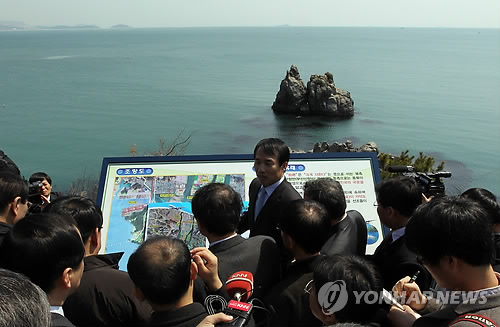 신공항 입지평가위원회가 지난 24일 부산 가덕도에서 현장실사를 하고 있다. (자료사진)