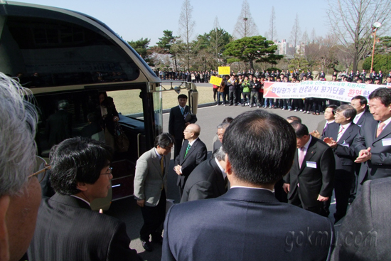 학교구성원들이 현장실사단 방문을 환영하고 있다. 임택현 기자