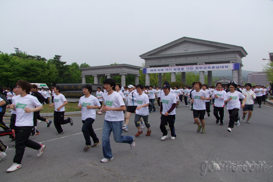 성서캠 정문에서 출발하는 선수들 임택현 기자