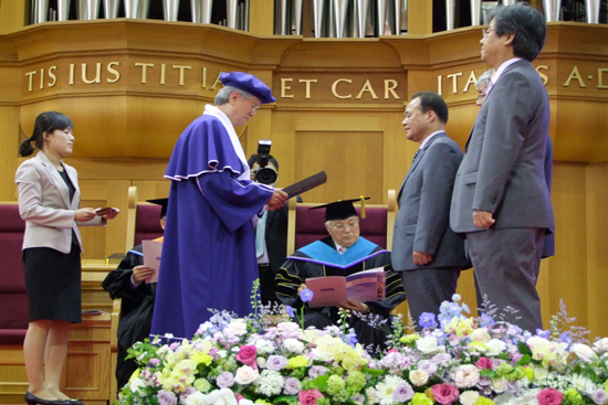 개교기념식에서 신일희 총장이 교직원들에게 공로상을 수상하고 있다 임택현 기자