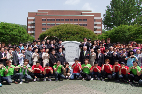 사은사문비 앞에서 스승과 제자가 함께 축하하고 있다 서남원 기자