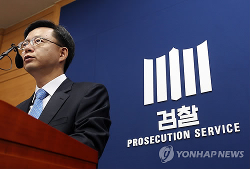 사진은 지난 5월 2일 대검찰청 우병우 수사기획관이 서울 서초구 서초동 대검찰청 기자실에서 부산저축은행그룹 불법대출 관련자 기소 관련 브리핑을 하고 있는 모습(자료사진)