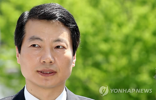 (서울=연합뉴스) 서명곤 기자 = 은진수 전 감사원 감사위원이 29일 오전 서울 서초구 서초동 대검찰청에서 조사를 받기 위해 대검 청사로 들어서고 있다. 은씨는 7조원대 금융비리가 드러난 부산저축은행그룹 측에서 검사 무마 등의 대가로 현금 7천만원과 시가 3천만원 상당의 다이아몬드를 수수한 혐의를 받고 있다.