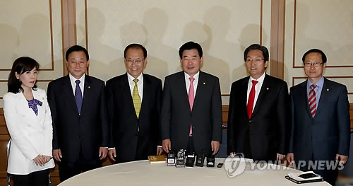 (서울=연합뉴스) 백승렬 기자 = 한나라당 황우여, 민주당 김진표 원내대표 등 여야 원내지도부가 지난 30일 국회 귀빈식당에서 각종 법안처리 등의 협의를 위해 만나 밝게 웃고 있다. 오른쪽부터 민주당 홍영표 원내대변인, 노영민 원내수석부대표, 김진표 원내대표, 한나라당 황우여 원내대표, 이명규 원내수석부대표, 이두아 원내대변인
