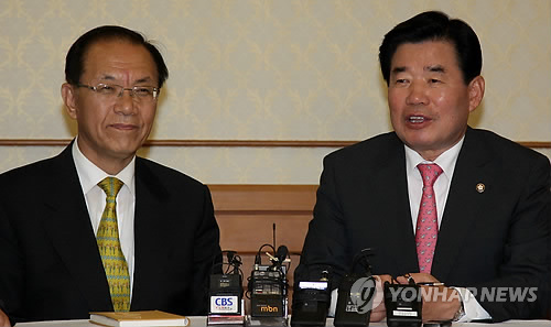 (서울=연합뉴스) 백승렬 기자 = 한나라당 황우여(왼쪽), 민주당 김진표 원내대표가 지난 30일 국회 귀빈식당에서 각종 법안처리 등의 협의를 위해 만나 대화를 나누고 있다.