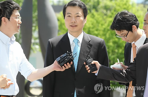 (서울=연합뉴스) 서명곤 기자 = 은진수 전 감사원 감사위원이 지난 29일 오전 서울 서초구 서초동 대검찰청에서 조사를 받기 위해 대검 청사로 들어서며 취재진의 질문에 답하고 있다. 은씨는 7조원대 금융비리가 드러난 부산저축은행그룹 측에서 검사 무마 등의 대가로 현금 7천만원과 시가 3천만원 상당의 다이아몬드를 수수한 혐의를 받고 있다.