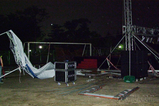 우천으로 인해 파손된 무대 차유나 기자