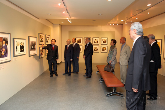 정주영 추모 사진전에서 행소박물관 김권구 관장으로부터 설명을 듣고 있다 차유나 기자