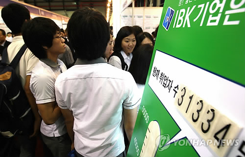 오늘의 취업자 수는? (서울=연합뉴스) 도광환 기자 = 13일 오전 서울무역전시관에서 개막된 '특성화 고교생 채용박람회'에 주최측이 마련한 '현재 취업자수'가 게시돼 있다.