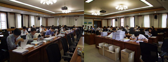 ‘2012년도 계명대학교 수시모집’을 위해 수시모집을 담당하는 우리학교 관계자들이 모여 자료를 정리하고 있다 차유나 기자