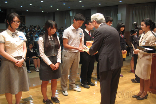 신일희 총장이 학생들에게 장학증서를 수여하고 있다 서남원 기자