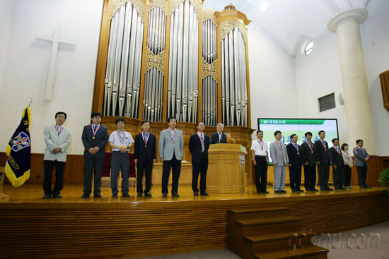 신일희 총장이 계명산학연구부문에서 우수한 평가를 받은 교수들에게 시상하는 모습 산학연구처 제공