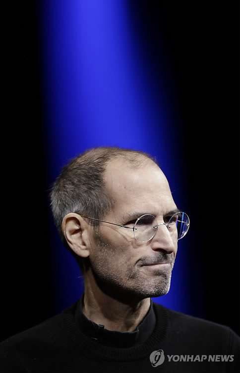 (AP=연합뉴스) 5일(현지시간) 사망한 애플의 창업주 스티브 잡스가 올해 6월 미국 캘리포니아주 샌프란시스코에서 열린 '애플 세계개발자콘퍼런스'에서 기조연설을 하는 모습. FILE - In this June 6, 2011, file photo, Apple CEO Steve Jobs appears during a keynote address at the Apple Worldwide Developers Conference in San Francisco.