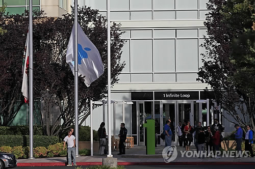 (AP=연합뉴스) 5일(현지시간) 창업주이자 전 최고경영자(CEO)였던 스티브 잡스의 사망 소식이 발표된 후 미국 캘리포니아의 애플 본사에 회사 깃발이 반만 올라간 채 나부끼고 있다. Flags fly at half staff following the death of Steve Jobs at Apple headquarters Wednesday, Oct. 5, 2011 in Cupertino, Calif. Jobs, the Apple founder and