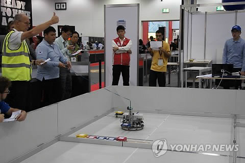 (런던=연합뉴스) 이성한 특파원 = 우리나라가 9일 영국 런던에서 끝난 제41회 국제기능올림픽대회에서 대회 3연패를 달성했다. 한국은 40개 종목에 걸쳐 금메달 13개, 은메달 5개, 동메달 6개를 획득해 일본(금 11, 은 4, 동 4), 스위스(금 6, 은5, 동6)를 누르고 종합 우승했다. 이로써 한국은 1967년 16회 스페인 대회를 시작으로 모두 26차례 출전해 17번째 정상에 올랐고 지난 2007년 일본 대회, 2009년 캐나다 대회에 이어