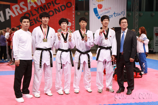 우리학교 태권도학과 선수단 좌로부터 장석진, 최규원, 이승우, 서종빈 학생, 이선장 교수 이선장교수님 제공