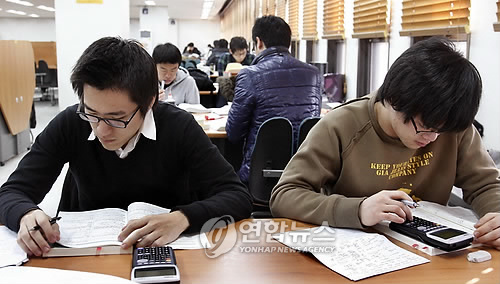 사진은 서울 광진구 건국대 도서관에서 학생들이 공부를 하고 있는 모습 (자료사진)
