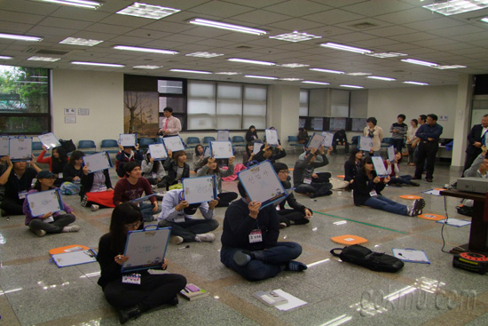 동산도서관 가을페스티벌 행사 중 ‘독서 골든벨’에 참여하고 있는 학생들 서남원 기자