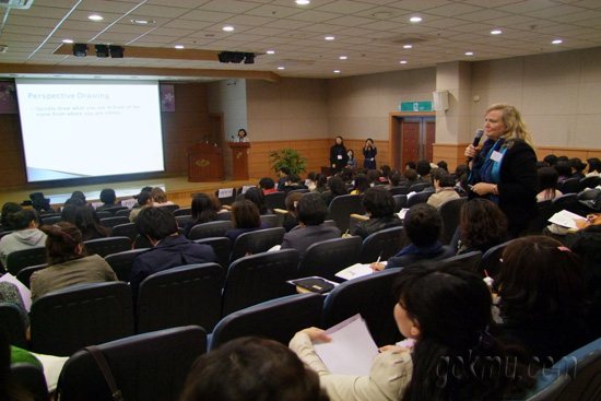 Helja Antola Crowe(Bradley대학교·교수) 교수가 연설하고 있다 서남원 기자