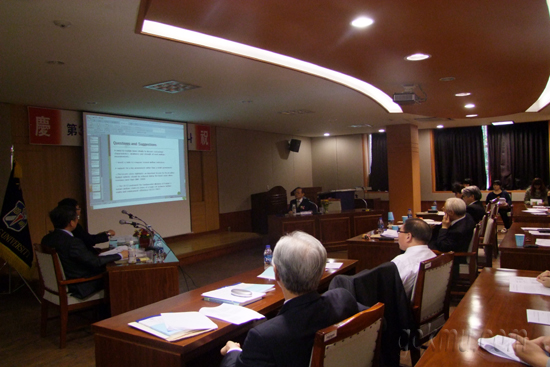 모모야마가쿠인대학 이요다 미쯔히코 교수가 발표하고 있다 서남원 기자