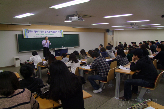 박영준 전 지식경제부차관이 ‘정부의 에너지자원과 아프리카 전략’이란 주제로 강연하고 있다 서남원 기자