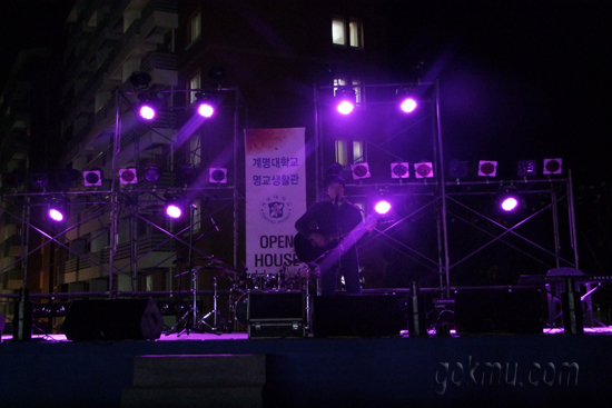 명교생활관 오픈하우스 ‘가요제 행사’에서 한 학생이 노래 부르고 있다 서남원 기자