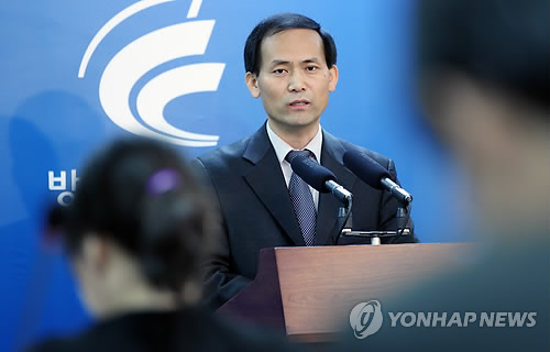 (서울=연합뉴스) 안정원 기자 = 방송통신위원회 이창희 통신정책과장이 23일 방통위 기자실에서 제64차 위원회에서 KT의 PCS사업(2G 서비스) 폐지 승인 신청에 대해, 남은 이용자 수 및 특성, KT의 가입전환 노력, 국내외 사례, 대체서비스 유무, 기술발전 추세 등을 종합적으로 고려해 사업폐지를 승인하기로 의결했다고 밝히고 있다.