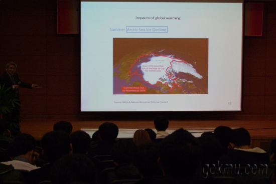 전중환 박사가 학생들에게 신재생에너지에 대해 설명하는 모습 박병규 준기자