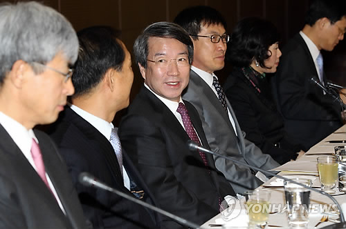 (서울=연합뉴스) 진성철 기자 = 정운찬 동반성장위원장(가운데)이 13일 서울 여의도 63빌딩에서 열린 제10차 동반성장위원회에서 참석위원들과 인사를 나누고 있다. 전경련측은 초과이익공유제에 대해 문제를 제기하며 불참했다.