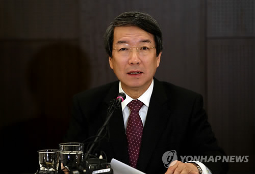 (서울=연합뉴스) 진성철 기자 = 정운찬 동반성장위원장이 13일 서울 여의도 63빌딩에서 열린 제10차 동반성장위원회에서 초과이익공유제에 대해 문제를 제기하며 불참한 전경련에 유감을 표명하고 있다