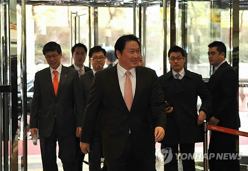 최태원 SK그룹 회장이 14일 오후 하이닉스반도체 이사회에 참석하기 위해 서울 대치동 하이닉스 서울사무소에 들어서고 있다