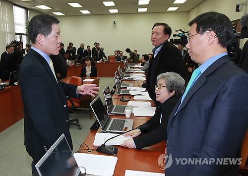 14일 오후 국회 보건복지위원회 전체회의에서 여당 간사인 새누리당 신상진 의원과 야당 간사인 민주통합당 주승용 의원이 대화를 나누고 있다. 회의에서는 감기약, 해열제 등 가정상비약을 약국뿐 아니라 편의점에서도 판매할 수 있도록 하는 내용의 약사법 개정안이 통과됐다