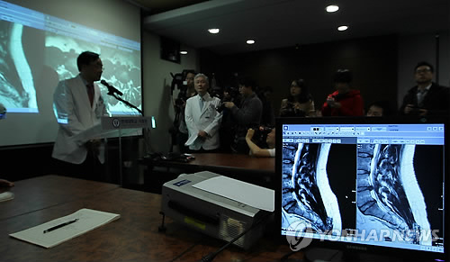 22일 서울 신촌 연세세브란스병원에서 의료진이 박원순 서울시장의 아들 주신씨의 2011년 12월 9일자 허리디스크 MRI 사진(오른쪽)과 이날 촬영한 사진을 비교해 보여주며 설명하고 있다.