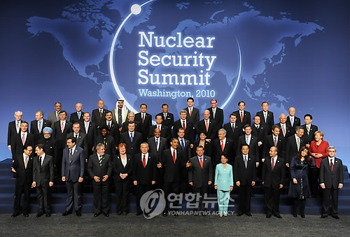미국 워싱턴 컨벤션센터에서 지난 2010년 4월 열린 제1회 핵안보정상회의 중 각국 정상들이 기념촬영을 위해 포즈를 잡고 있다.(EPA=연합뉴스, 자료사진)