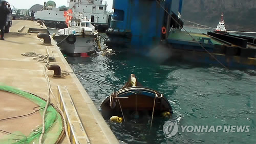 11일 오후 제주해군기지 항만 접안시설의 기초가 되는 철근콘크리트 구조물인 케이슨(caisson)을 제작하고 옮기는 2만t급 플로팅 독(floating dock·반잠수식 야외 작업장)과 어선 3척이 충돌해 해경과 제주해군기지 시공사측이 사고를 수습하고 있다.