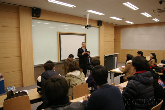 ‘잘 배우는 대학’을 실천하기 위해 실행위원회 임원들이 참석한 가운데 회의가 진행되고 있다 이연주 준기자